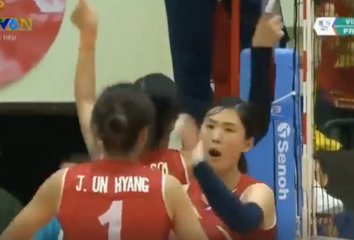 VIDEO: Đội bóng chuyền nữ Triều Tiên suýt bỏ trận vì bức xúc với trọng tài