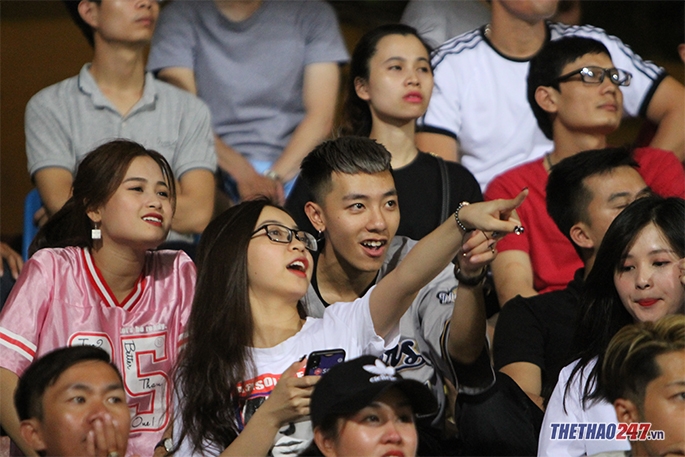 Bạn gái Quang Hải xuất hiện nổi bật trong chiến thắng của Hà Nội FC