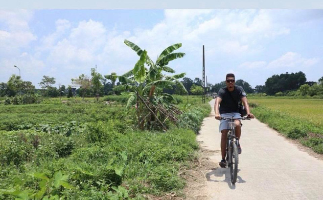 Smalling uống nước mía, đạp xe chục cây số quanh Hà Nội