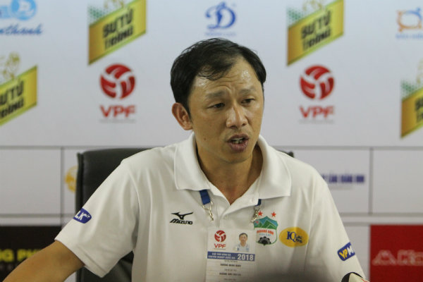 HAGL thắng, HLV Dương Minh Ninh vẫn phàn nàn vì World Cup
