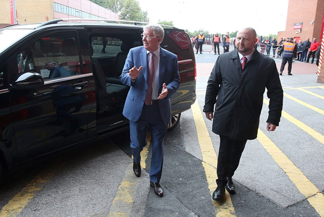 Sir Alex Ferguson trở lại Old Trafford sau cơn bạo bệnh