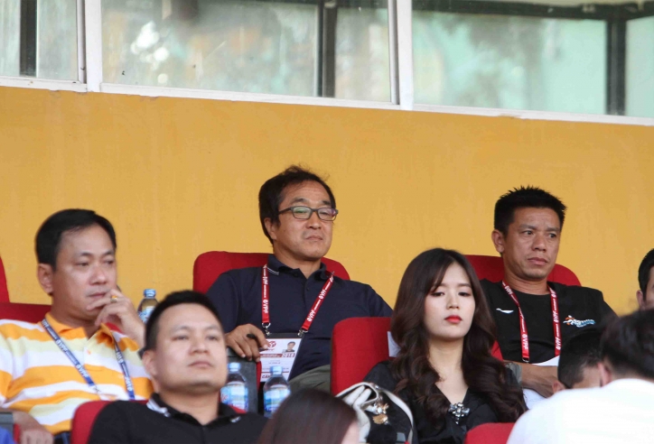 Trợ thủ của thầy Park đăm chiêu khi dự khán trận Hà Nội