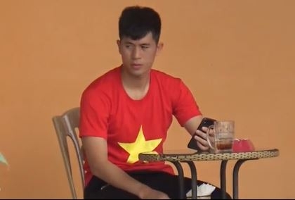 VIDEO: Đình Trọng bất ngờ xuất hiện tại nơi tập luyện của ĐT Việt Nam