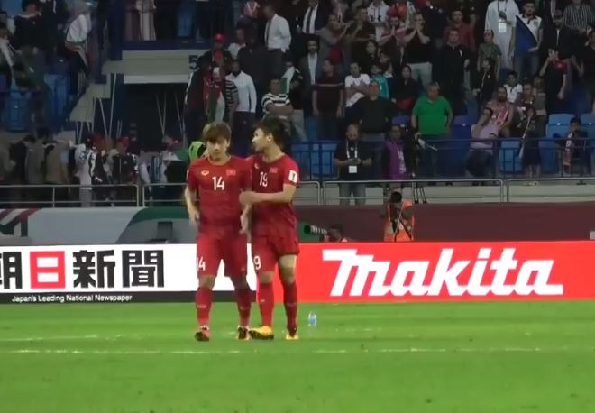 Quang Hải lặng lẽ an ủi Minh Vương khi Việt Nam vào tứ kết Asian Cup