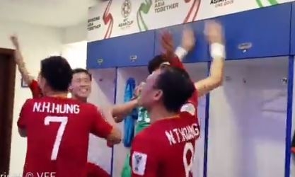 VIDEO: Vào Tứ kết Asian Cup, ĐT Việt Nam 'quẩy' tung phòng thay đồ