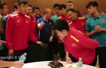 VIDEO: Đức Huy đón sinh nhật sau khi cùng ĐTVN vào tứ kết Asian Cup