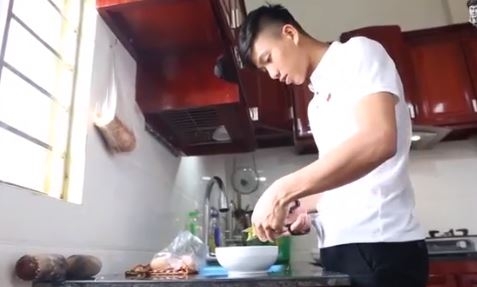 VIDEO: Phan Văn Đức dành 3 tiếng để làm mâm cơm gia đình