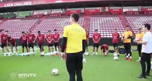 VIDEO: Cầu thủ Muangthong thích thú với màn tự giới thiệu của Văn Lâm