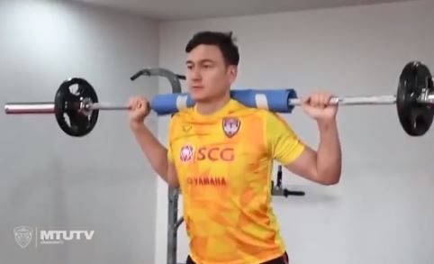 VIDEO: Văn Lâm hăng say tập luyện trong phòng GYM của Muangthong