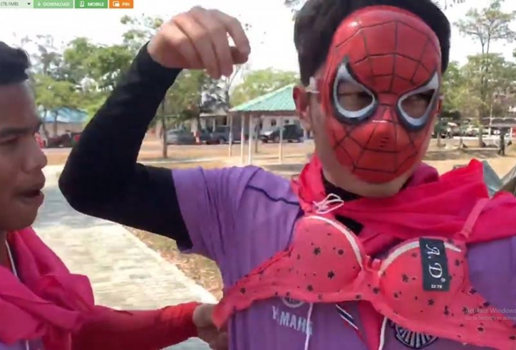 VIDEO: Xuân Trường mặc áo lót hóa Spider-Man chạy thi với đồng đội