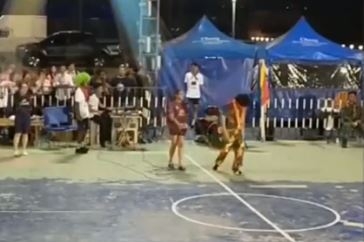 VIDEO: Xuân Trường nhảy cùng fan girl trong đêm Valentine tại Buriram