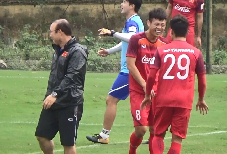 VIDEO: HLV Park khiến học trò cười vỡ bụng với màn tranh chấp tay đôi