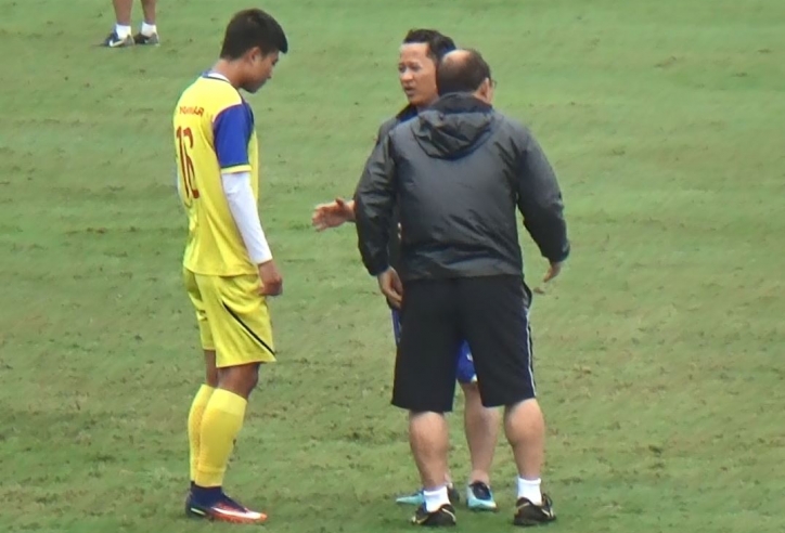 VIDEO: HLV Park truyền 'bí kíp' phòng ngự, tấn công cho 2 cầu thủ U23 VN