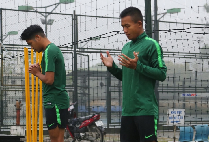 Cầu thủ Indonesia cầu nguyện trên sân tập của U23 Việt Nam