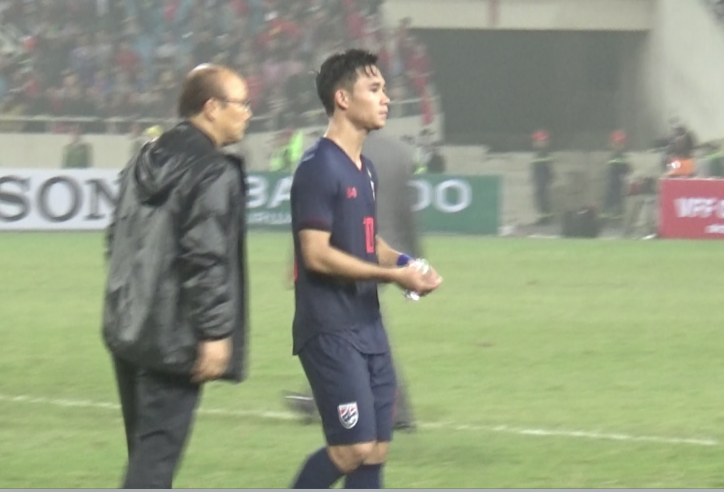 VIDEO: HLV Park Hang Seo có hành động tuyệt vời với cầu thủ Thái Lan