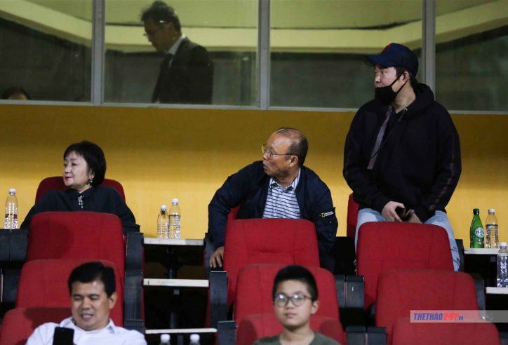 HLV Park Hang-seo lần đầu đưa con trai đi xem Hà Nội đá Cup