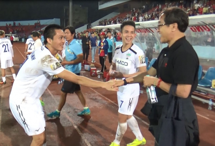 HLV Lee Young-jin xuống sân động viên Tuấn Anh sau trận Hải Phòng