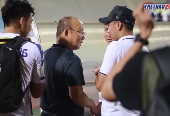 VIDEO: HLV Park ân cần hỏi han Phạm Đức Huy sau trận thắng Hải Phòng