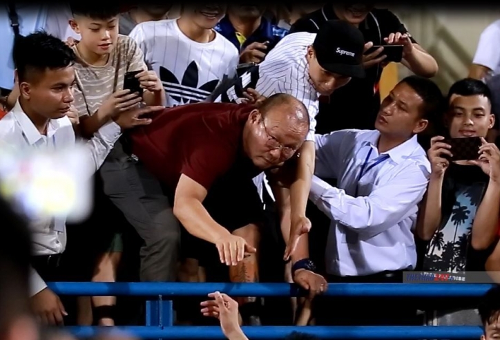 Thầy Park trèo hẳn lên hàng rào để bắt tay học trò sau trận đấu