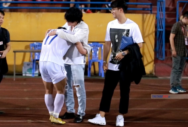 Người hùng Văn Thanh tìm đến ôm chầm bác sĩ Choi sau trận thắng Viettel