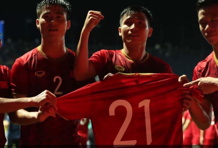 VIDEO: Xúc động hình ảnh tuyển Việt Nam tri ân Đình Trọng sau trận thắng Thái Lan