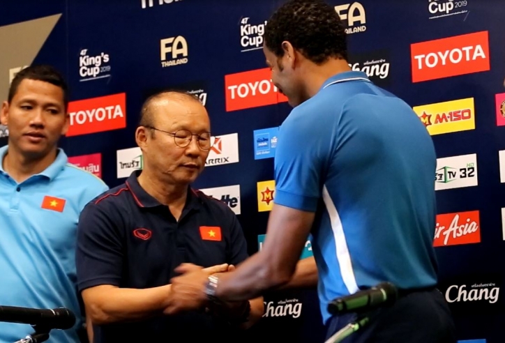 VIDEO: Khoảnh khắc thầy Park chạm mặt đối thủ trước trận Chung kết King's Cup