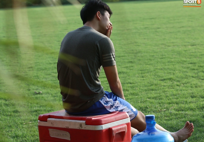 Xót xa cảnh Đình Trọng ngồi một mình xem đồng đội chơi bóng trước ngày phẫu thuật