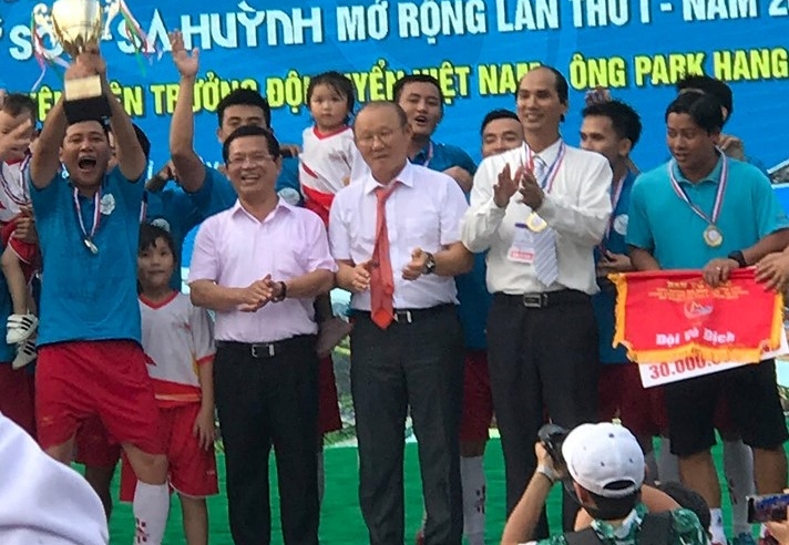 Thầy Park tạo cơn sốt 'khủng' khi đi xem bóng đá phong trào ở Quảng Ngãi