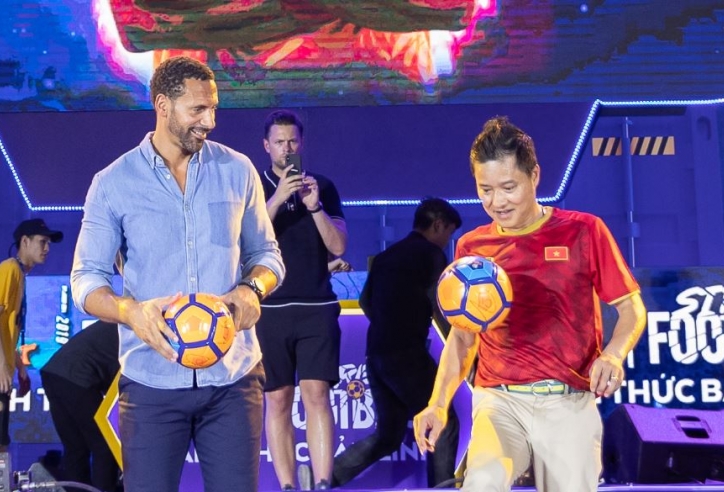 Rio Ferdinand đá bóng với Huyền thoại Việt Nam, gây sốt phố đi bộ Hồ Gươm