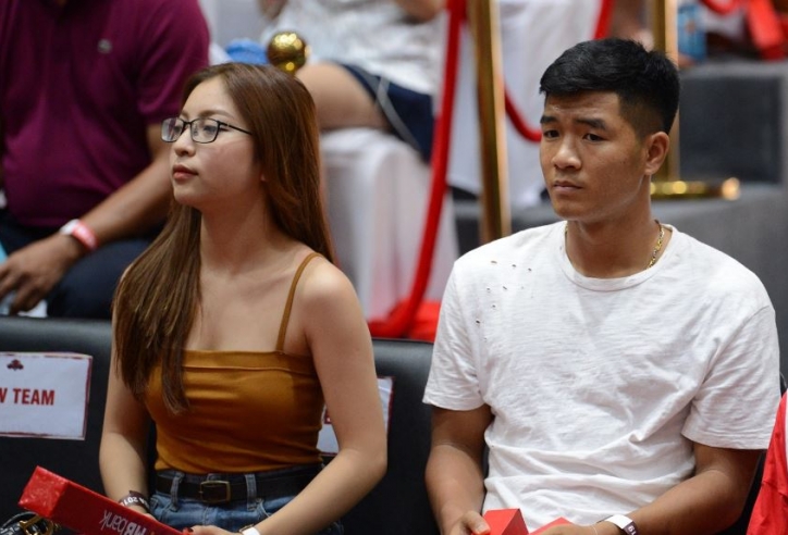 Hà Đức Chinh đi xem bóng rổ giải khuây trước ngày trở lại V.League