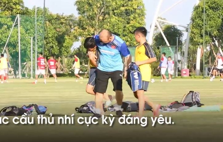 VIDEO: HLV Park Hang-seo 'bắt nạt', tét mông các cầu thủ nhí ở PVF