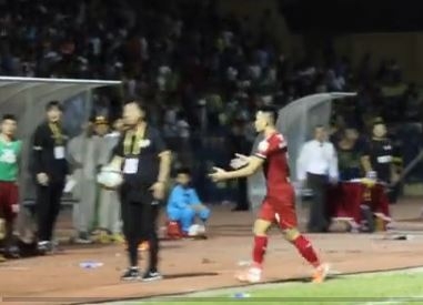 VIDEO: BHL TP. Hồ Chí Minh nổi giận khi cậu bé nhặt bóng sân Thanh Hóa câu giờ