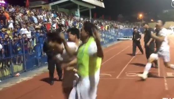 VIDEO: Cầu thủ HAGL gào thét sung sướng sau bàn thắng của Minh Vương