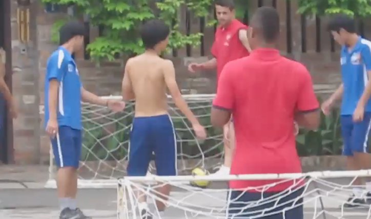 VIDEO: Công Phượng, Xuân Trường thời gầy còm, đen nhẻm đá bóng với sao Arsenal 