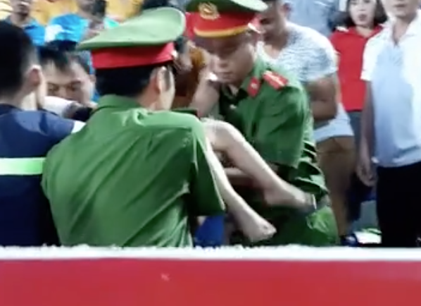 VIDEO: Cận cảnh hành động cứu người của các cảnh sát trong trận Nam Định
