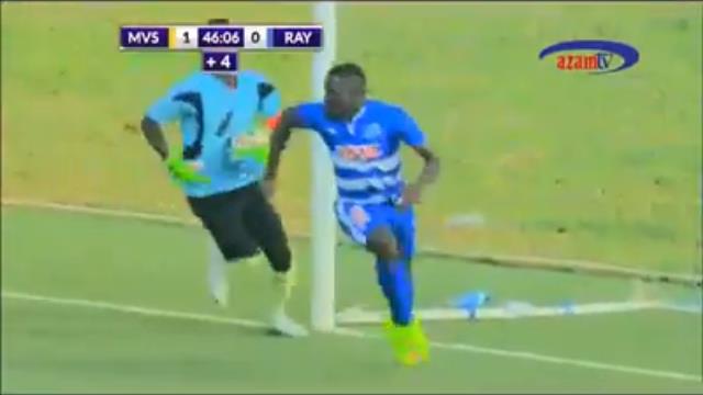 VIDEO: Cầu thủ châu Phi yểm bùa khung thành đối phương và cái kết bất ngờ