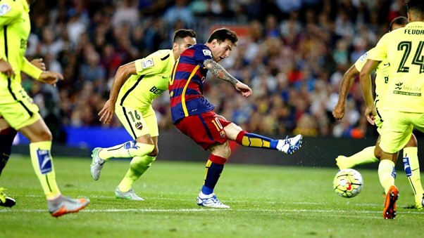 VIDEO: Khả năng phất bóng như Pirlo, Scholes của Messi