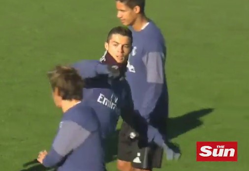 VIDEO: Ronaldo suýt tung kung-fu trúng mặt đồng đội trên sân tập