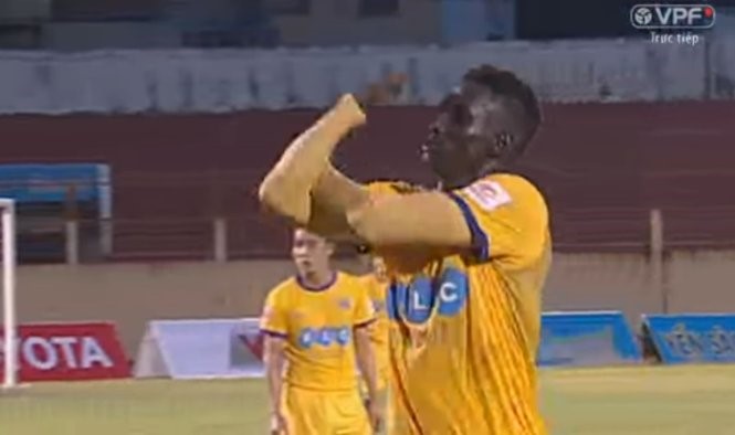VIDEO: Pha khiêu khích CĐV khiến đội trưởng Thanh Hóa bị treo giò 8 trận
