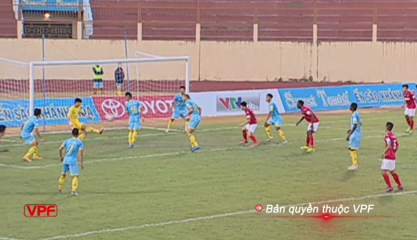VIDEO: Màn 'phối hợp' đá phản lưới hy hữu tại vòng 5 V-League