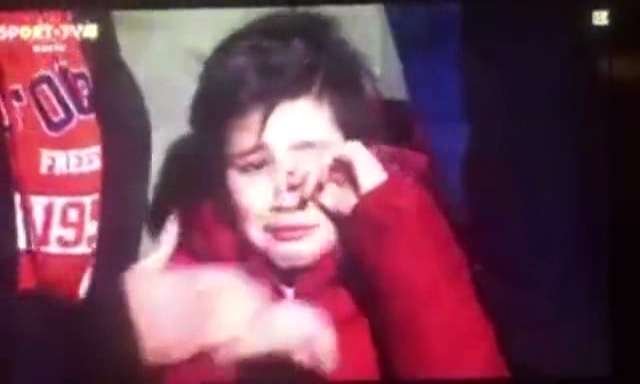 VIDEO: Ông bố tát con trai khi cậu bé khóc vì đội nhà thua trận
