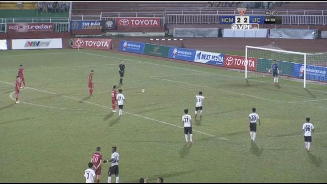 VIDEO: Cầu thủ Long An quyết liệt 'chỉ đạo' thủ môn Minh Nhựt bỏ pen