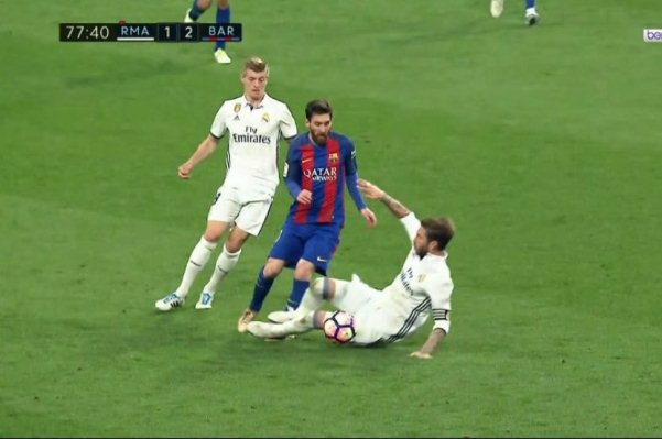 Ramos vào bóng thô bạo với Messi, khiêu khích cầu thủ Barca