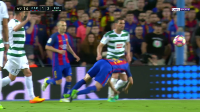 VIDEO: Trọng tài thổi quả pen không tưởng cho Barca
