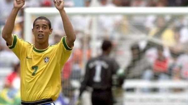 VIDEO: Ronaldinho 'hủy diệt' ĐT Đức năm 19 tuổi