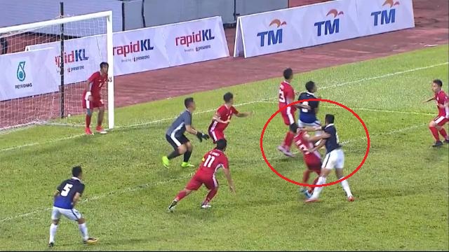 Cầu thủ Campuchia thẳng tay đấm đối thủ ở trận thua Philippines