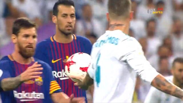 Hành động gây bất bình của Ramos sau khi phạm lỗi với Messi