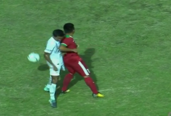 Cầu thủ U18 Indonesia nhận thẻ đỏ vì đánh nguội đối phương