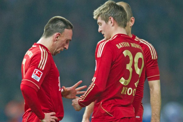 VIDEO: Kroos, Ribery giành quyền đá phạt bằng cách chơi oẳn tù tì