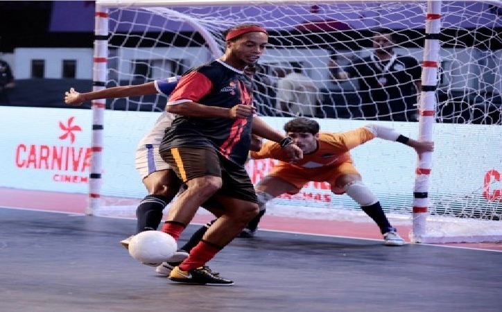VIDEO: Ronaldinho tái xuất, 'quẩy nát' giải Premier Futsal Ấn Độ